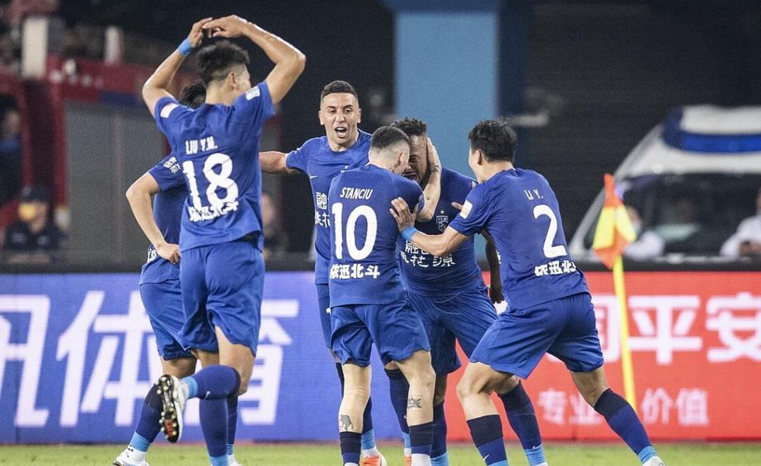 爱游戏入口关于武汉三镇训练开放日，冲刺阶段迎来里程碑引欢呼，全明星赛在即，年轻球员得到机会的信息